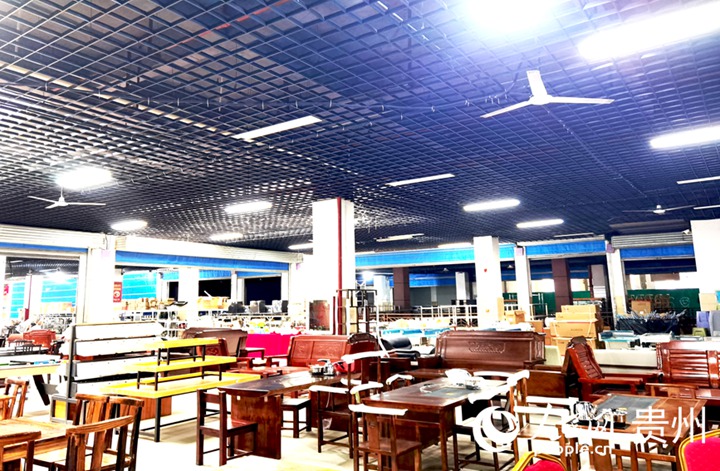 黎以明的二手家電家具市場一隅。人民網記者 王秀芳攝