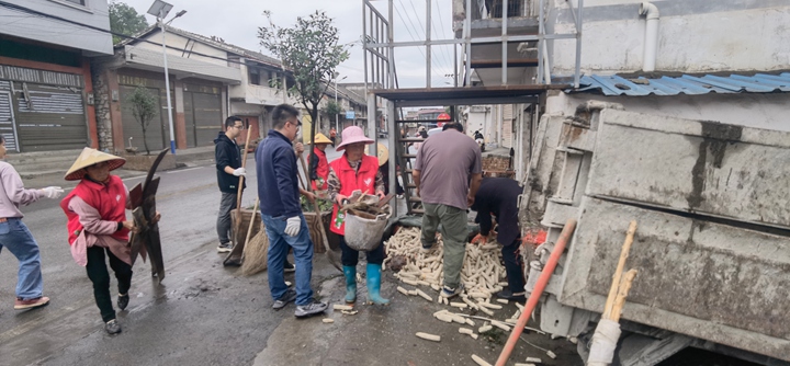 圖為開展“兩清兩改兩治理”工作現場。