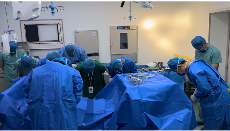 醫生默哀送別。赫章融媒體中心供圖