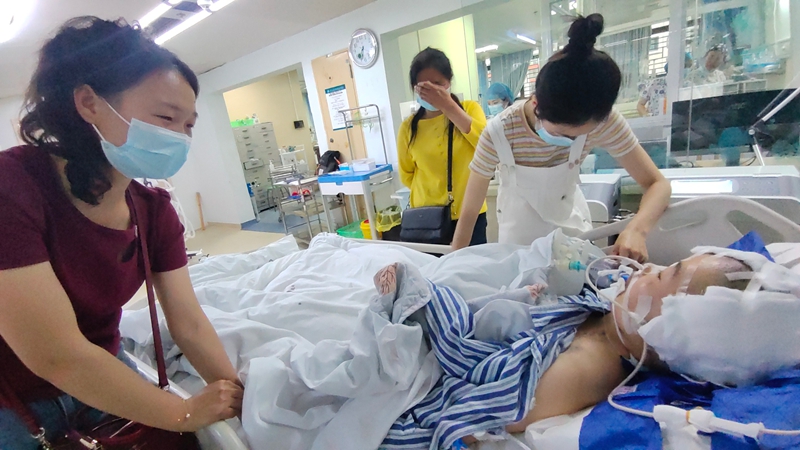 家人朋友前來照看病重的王安念。赫章融媒體中心供圖