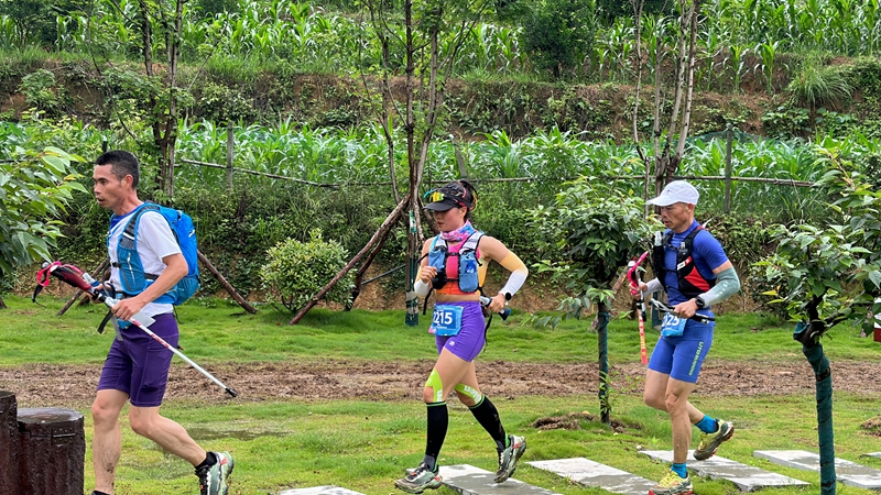 參賽選手們正經過大唐渡口。何金梅攝