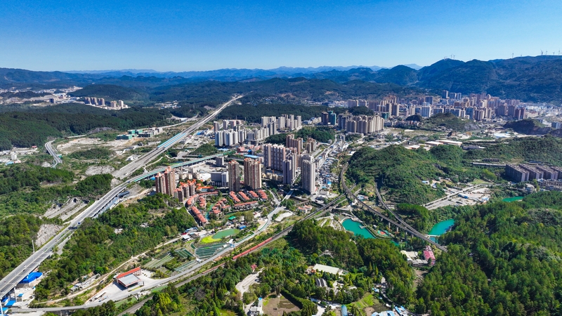 龍里縣城一角。潘希來攝