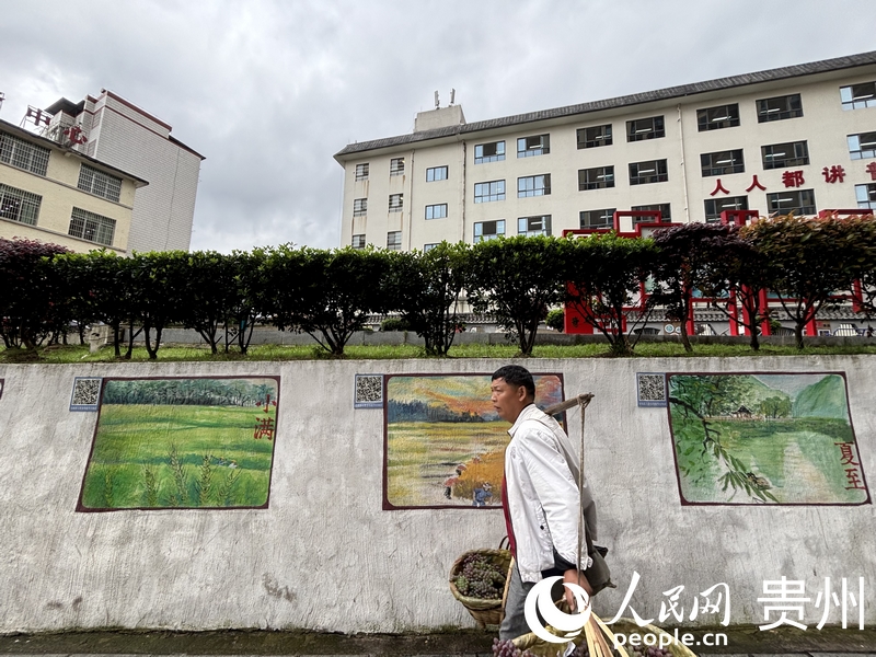 龍里縣街頭的墻繪。人民網記者 高華攝