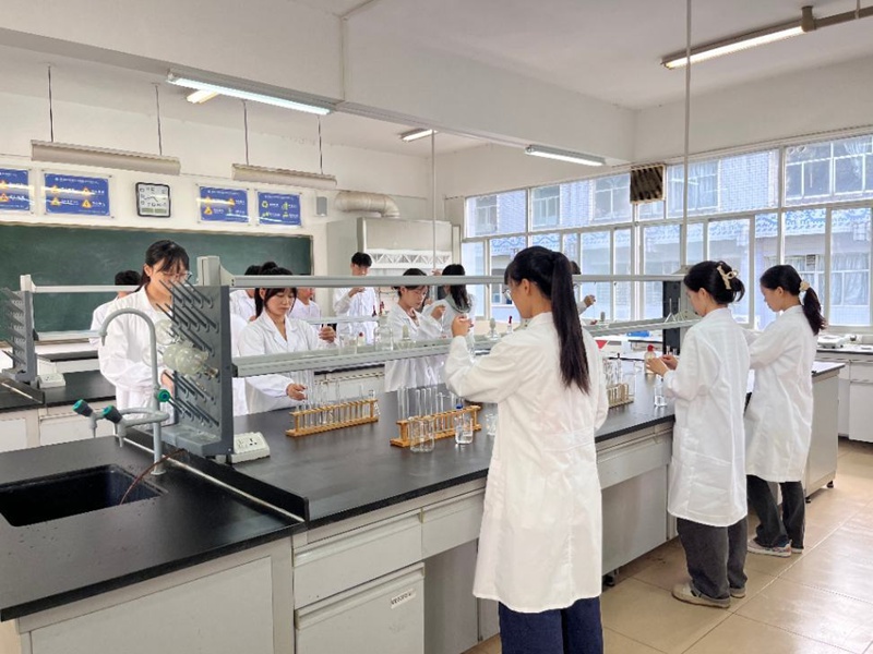 學生做實驗。