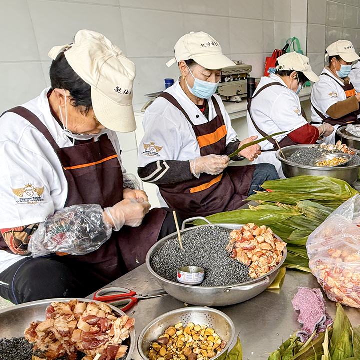 日前，福泉市龍昌趙仕梅月餅廠的粽子搶“鮮”上市，開啟了線上線下雙渠道火熱銷售模式，種類豐富的地道福泉口味也受到廣大消費者青睞……