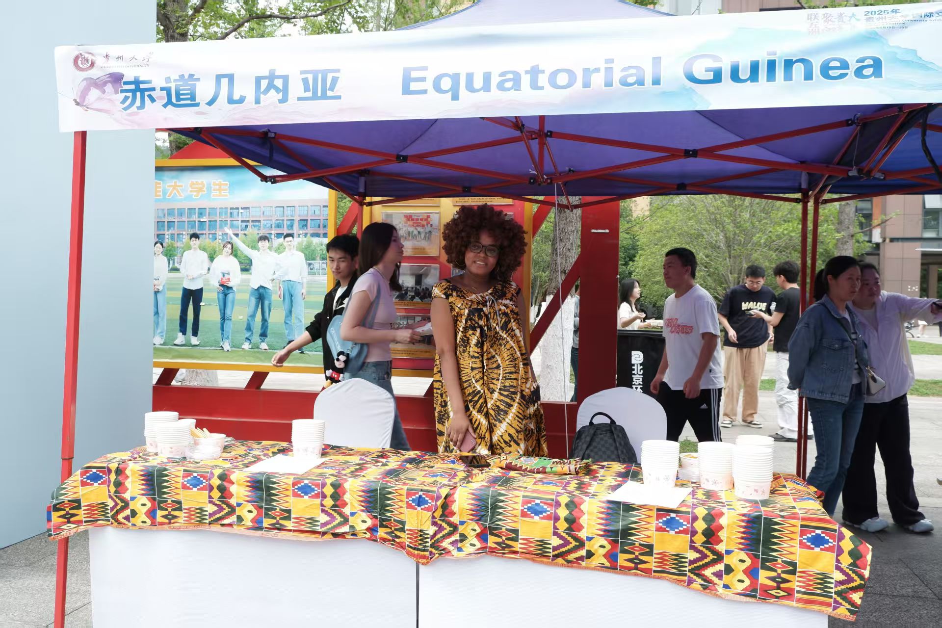 留學生參加國際美食嘉年華活動。圖片由貴州大學提供