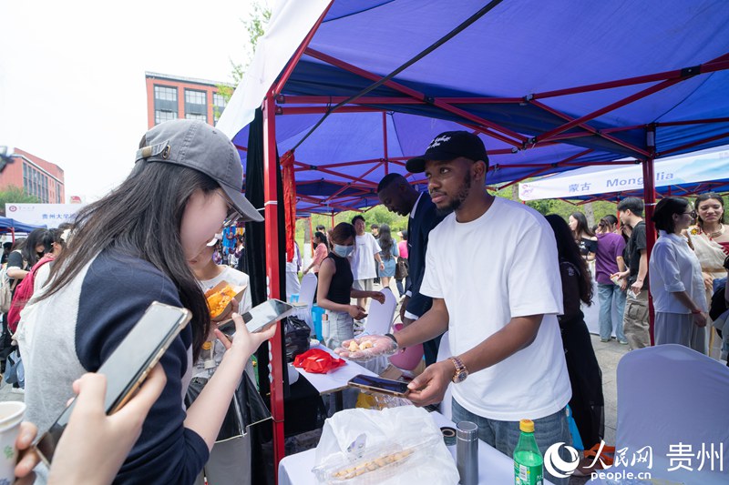 留學生參加國際美食嘉年華活動。人民網 陽茜攝