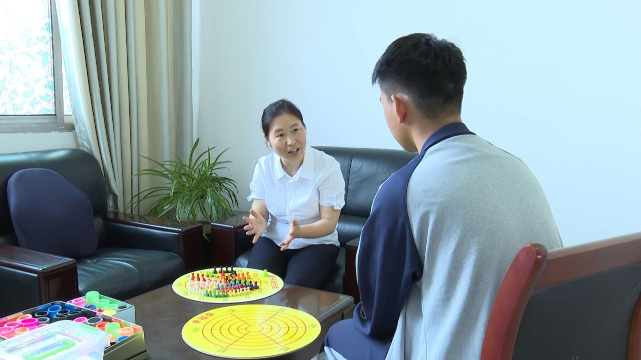 劉芳老師與學生交流溝通。