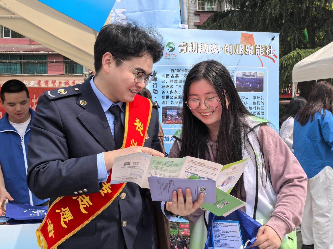 稅法宣傳志愿者為青年講解稅收政策。陳佳婕攝