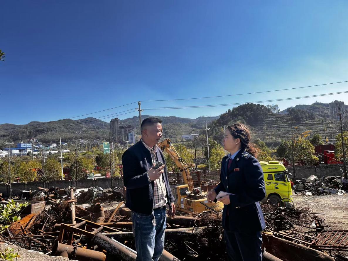 稅務干部到企業開展上門輔導。蔣婷攝