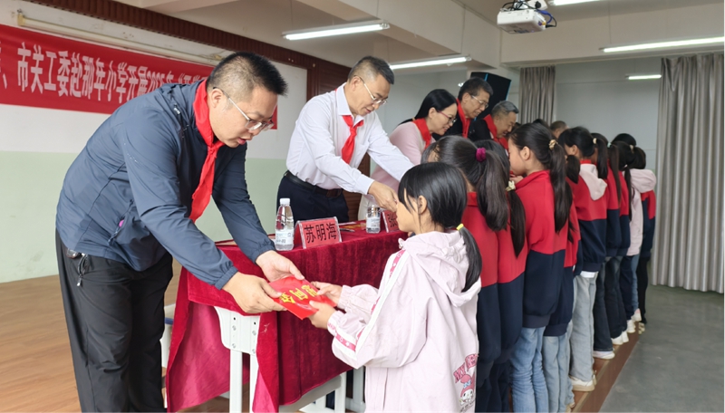 圖為發放慰問金。