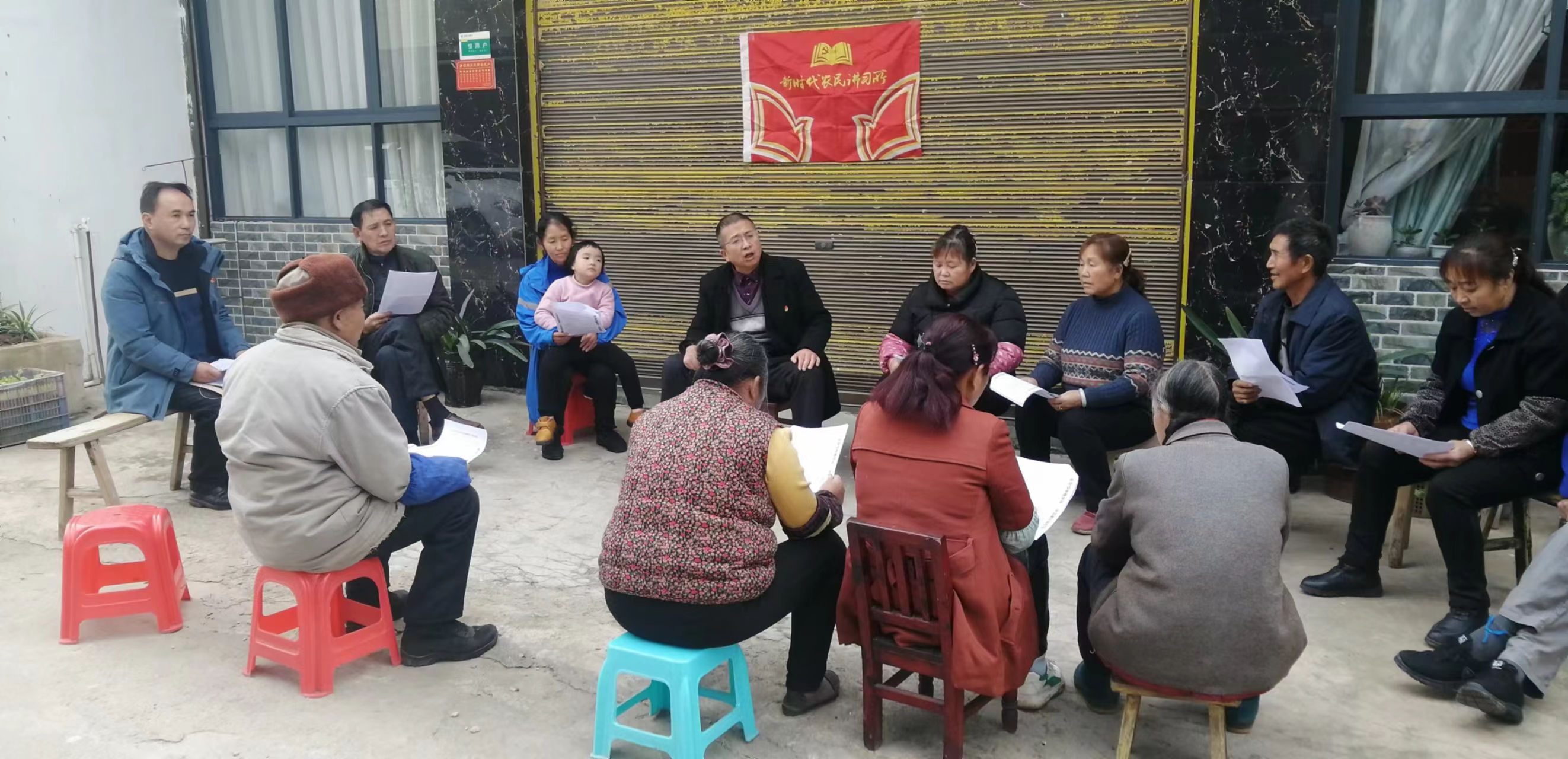 帶領群眾學習。