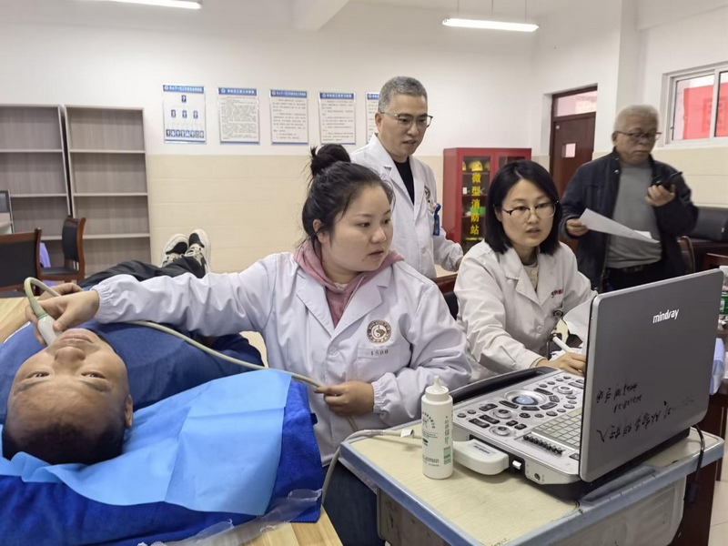 貴醫附院幫扶專家與甕安縣中醫醫院醫生為當地中學的職工免費做兩癌篩查及醫學科普。