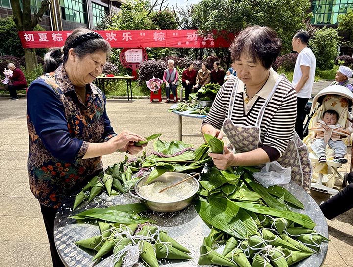 鄰里老少同樂迎雙節。