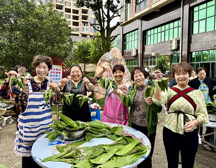 鄰里老少同樂迎雙節。
