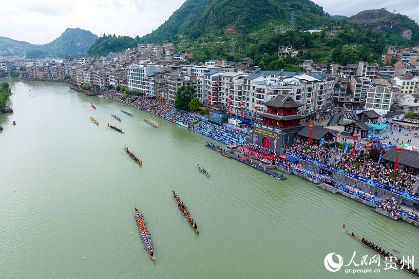 貴州鎮遠第四十一屆賽龍舟文化節開幕式現場。人民網記者 涂敏攝