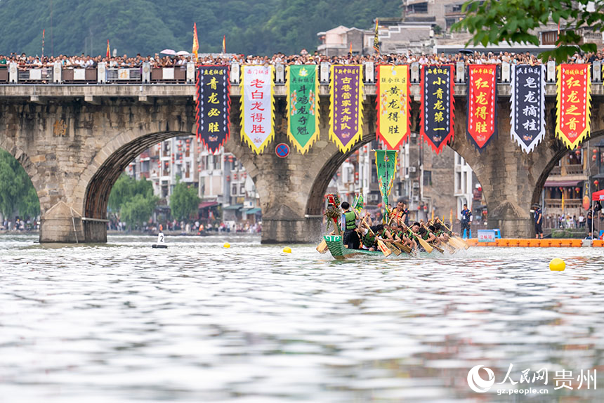 賽龍舟文化節的傳統龍舟賽現場。人民網記者 涂敏攝