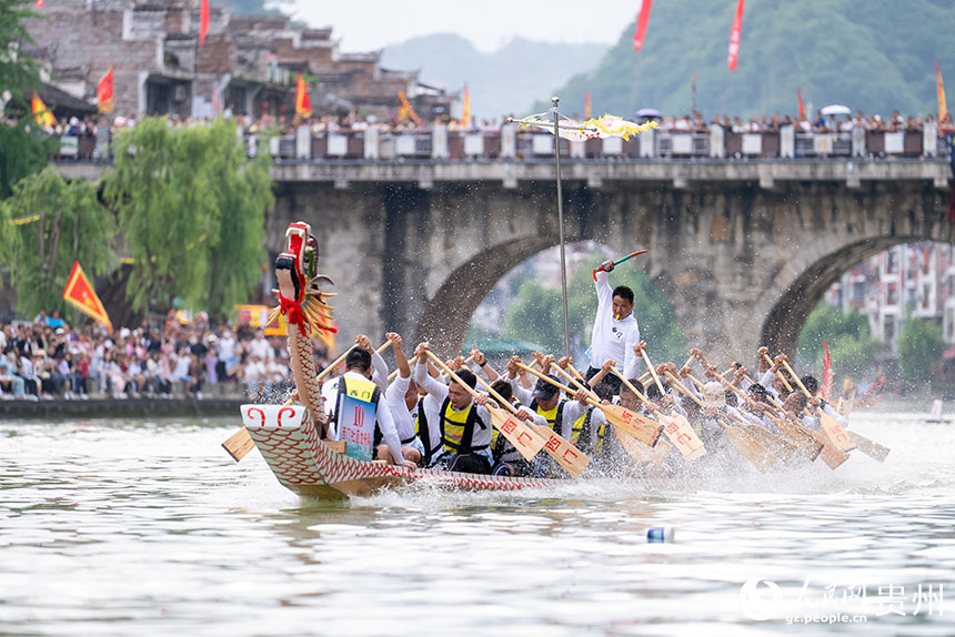 賽龍舟文化節的傳統龍舟賽現場。人民網記者 涂敏攝