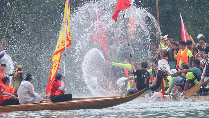 2025年“龍舟游江”熱鬧現場 碧江區融媒體中心供圖