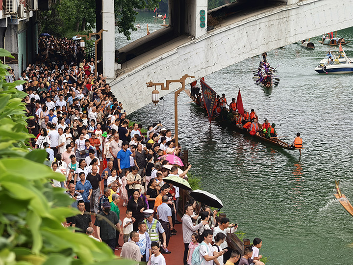 2025年5月25日 碧江“龍舟游江”現場。碧江區融媒體中心供圖