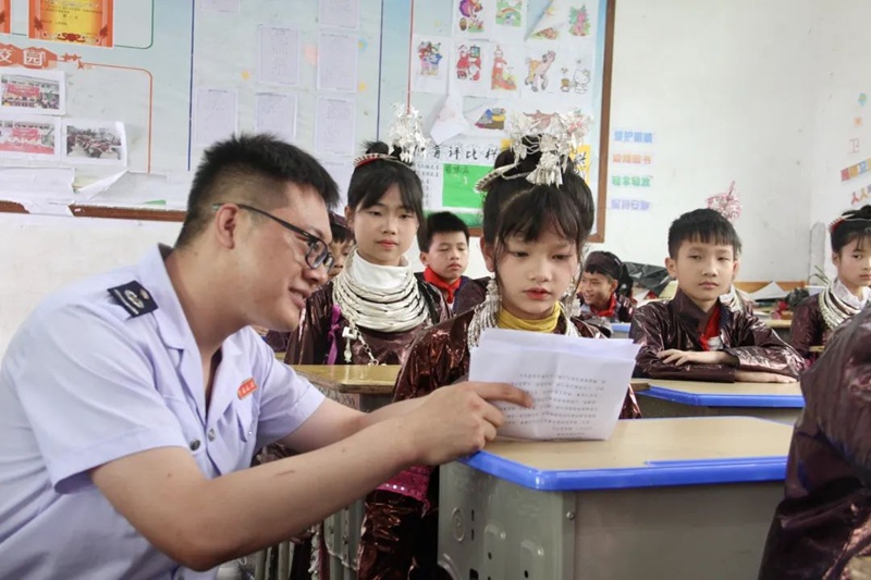 稅務干部為少數民族學生講解稅法知識。