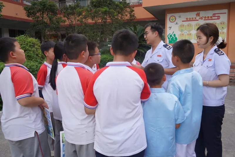 稅務人員給同學們講解稅收故事。