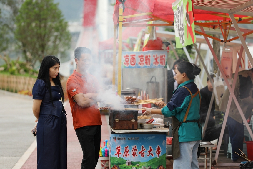游客購買羊肉串。