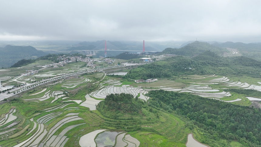 航拍龍里河大橋。