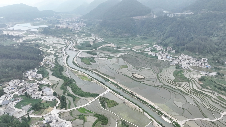 航拍桃花山魚鱗壩。