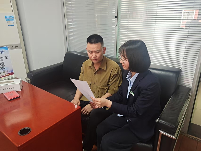 郵儲銀行工作人員給客戶介紹金融產品及服務。