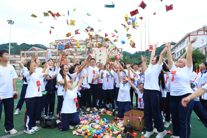 劍河民族中學高考前減壓活動“零食大作戰”活動現場。楊潔茹 攝 (1).jpg