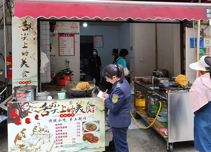 開展食品安全隱患檢查現場。