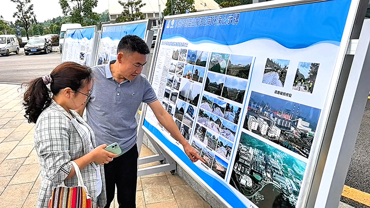 向群眾介紹展板。