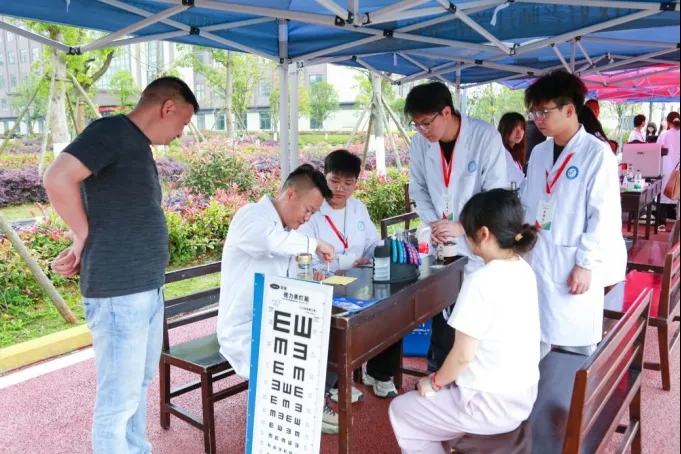 麥迪格眼科醫院團隊開展檢查和科普。