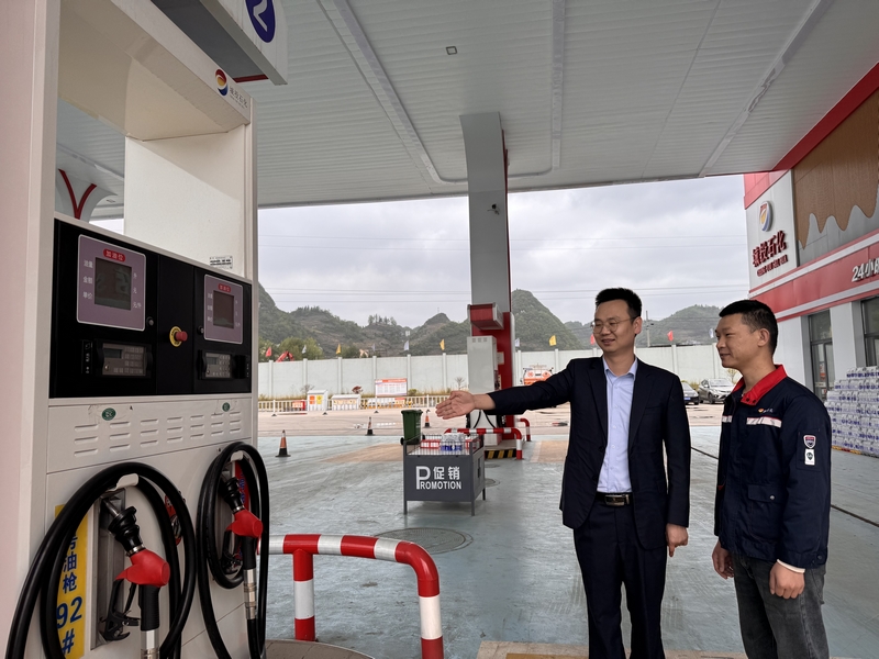 圖2  郵儲銀行工作人員走訪加油站。郵儲銀行貴州省分行供圖