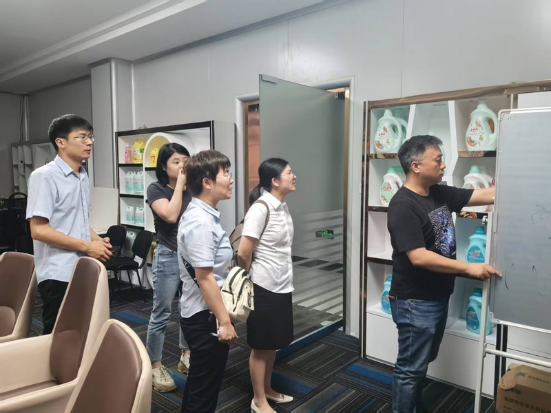 郵儲銀行工作人員走訪企業了解其產品。郵儲銀行貴州省分行供圖