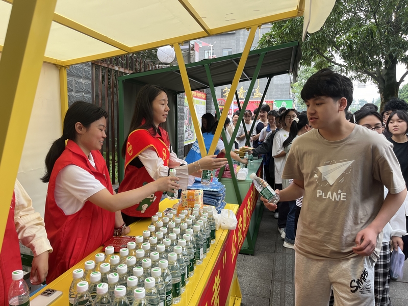 國家稅務總局金沙縣稅務局聯合團縣委、總工會等部門，組織黨員干部在高考期間開設志愿者服務站，為考生發放礦泉水、文具等物資。敖歡攝
