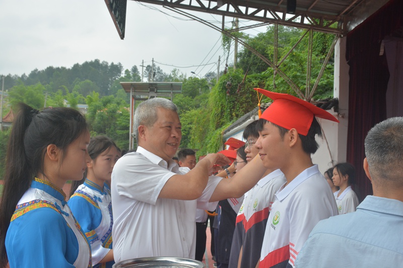 幫扶教師和學生在一起。