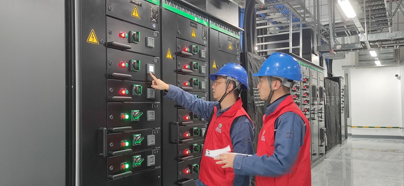 貴安供電局“云上貴安”黨員服務隊深入大數據企業進行電力排查。滕德云攝