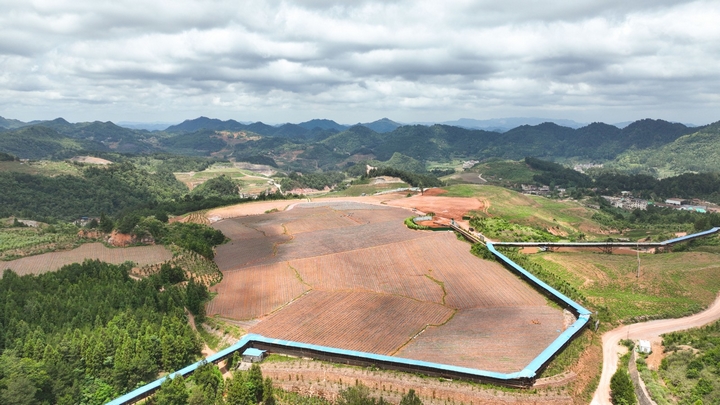 清鎮市麥格鄉小靛山村豆腐沖采礦治理點，復墾區航拍圖。陸勁松 攝.jpg
