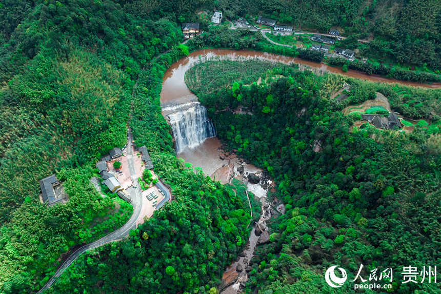 赤水丹霞赤水大瀑布。人民網記者 涂敏攝