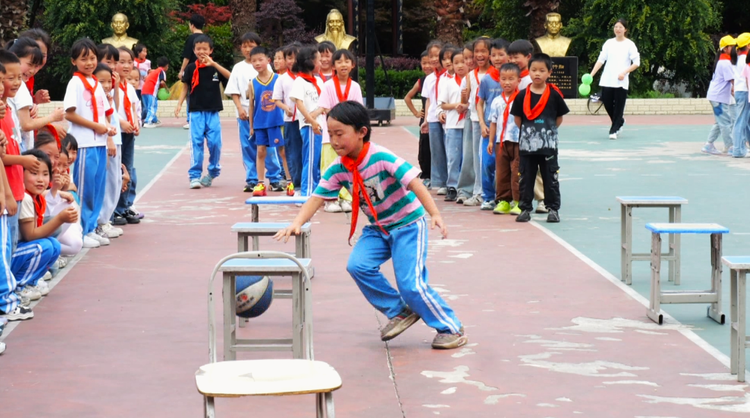 室外團體拓展活動。