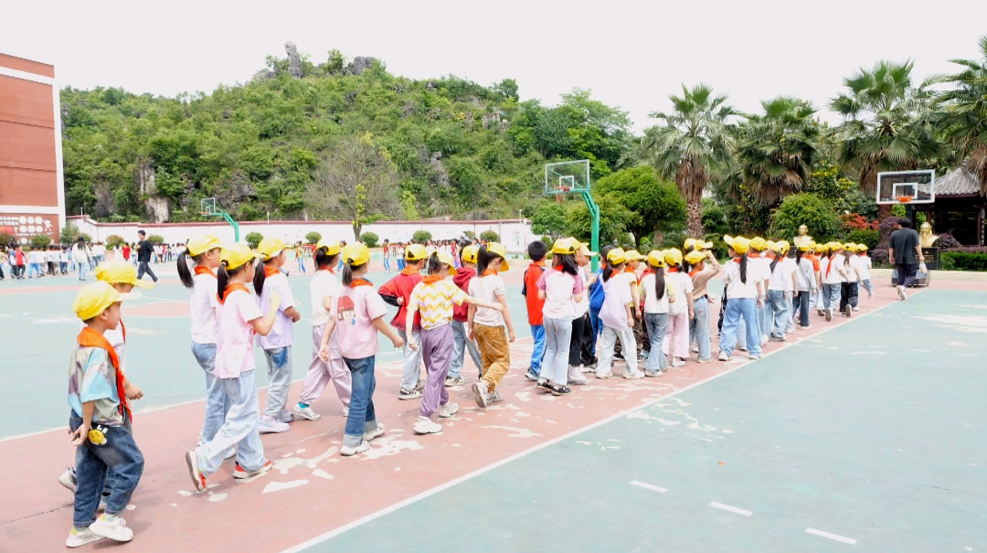 室外團體拓展活動。