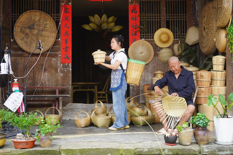 金沙縣五龍街道“技能培訓+產品開發+直播帶貨”全鏈條模式“手藝經濟”為轄區老人提供竹篾編織工作。