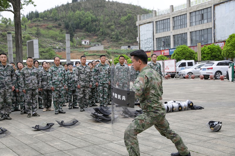 青龍街道正在開展防爆裝備操作使用。廖槐花攝