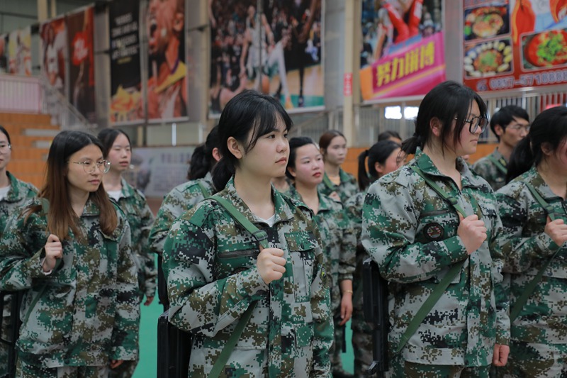 七星關區青龍街道辦事處“三項教育”專項行動參訓學員進行軍事教育。