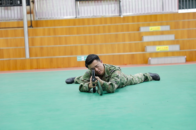 青龍街道正在組織干部進行輕武器操作使用。廖槐花攝