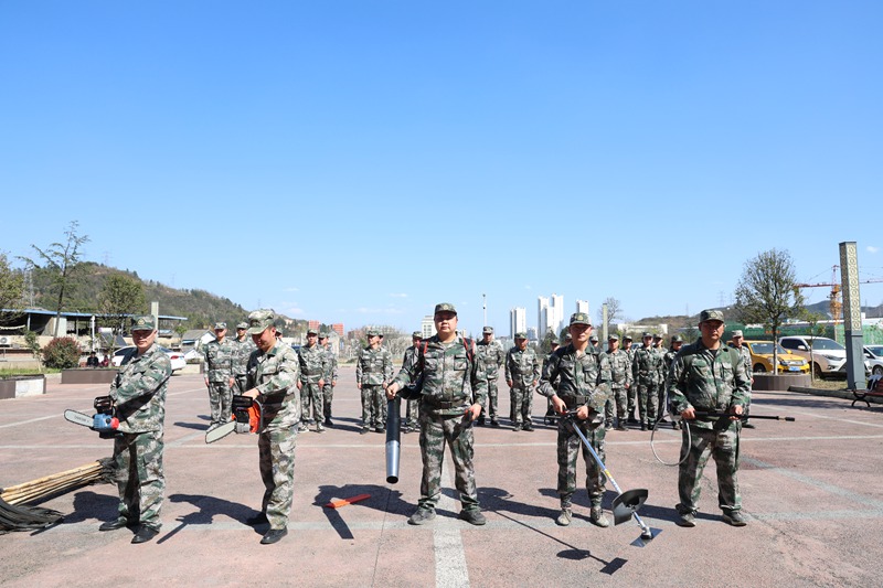 鴨池鎮開展2025年“三項教育”專項行動無人機、參訓人員實操森林滅火裝備。伍應龍攝