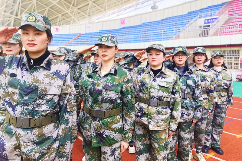 市西街道“三項教育”專項行動軍事訓練在三板橋奧林匹克體育場正式開訓。劉蘇黔攝