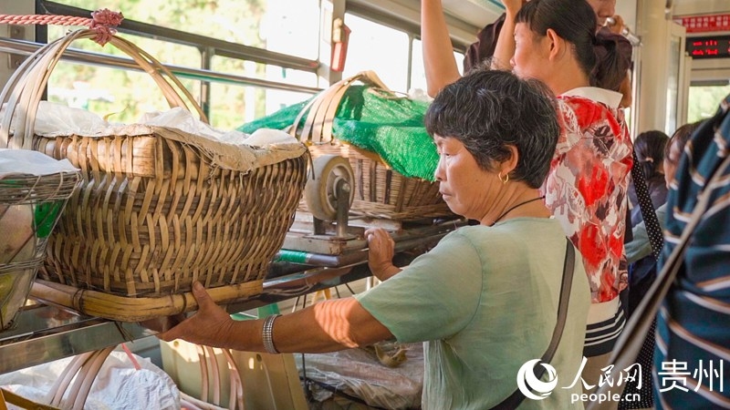 菜農乘坐“惠農專線”。人民網 陽茜攝.jpg